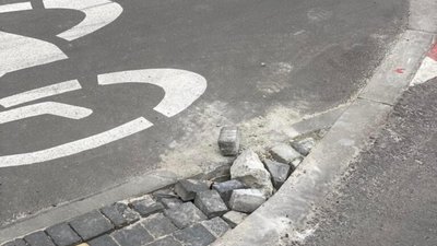 У Львові на Шевченка рік після ремонту розлітається тротуар (ФОТО)