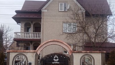 У Зимній Воді біля брами будинку поставили золотого лева (ФОТО)