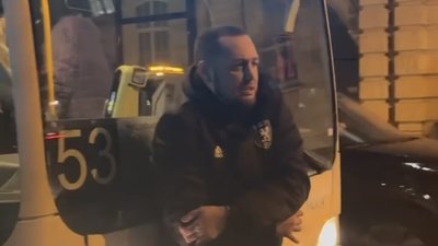 У центрі Львова чоловік заблокував рух автобусів