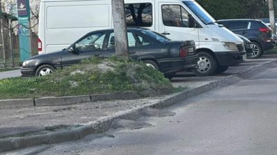 У Львові улюблений район Садового потопає у ямах