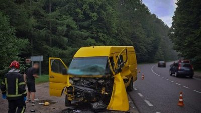 На Львівщині мікроавтобус перетворився на металобрухт