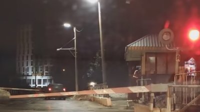 У Львові частина людей підтримує водія автомобіля, який проїхав «перед носом» пасажирського поїзда (ВІДЕО)