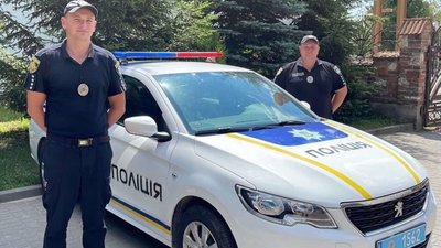 На Львівщині поліцейські врятували бабцю та мати з 7-річним сином із палаючого будинку (ФОТО)