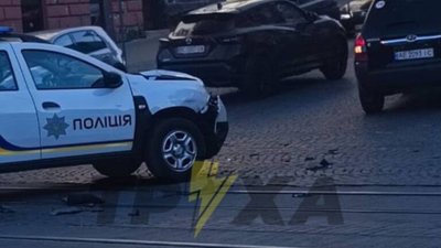 У Львові автомобіль поліції потрапив у ДТП (ФОТО)