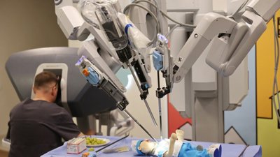 Лікарні святого Миколая у Львові подарували дитячого робота-хірурга Da Vinci Si