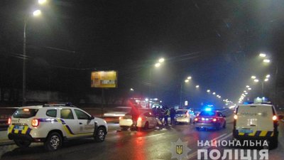 У Києві п’яний автомийник вирішив "покататися" на "Теслі" клієнта і потрапив в аварію (ФОТО)