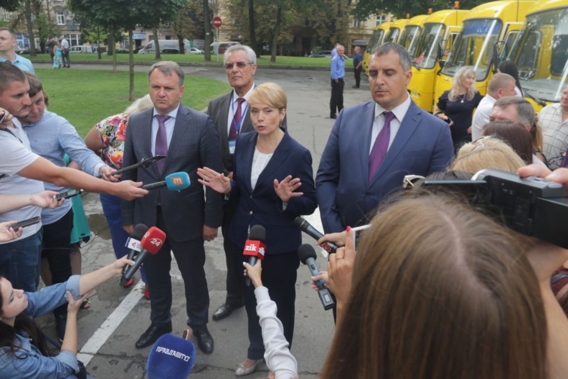 Школи Львівщини отримали 36 нових автобусів
