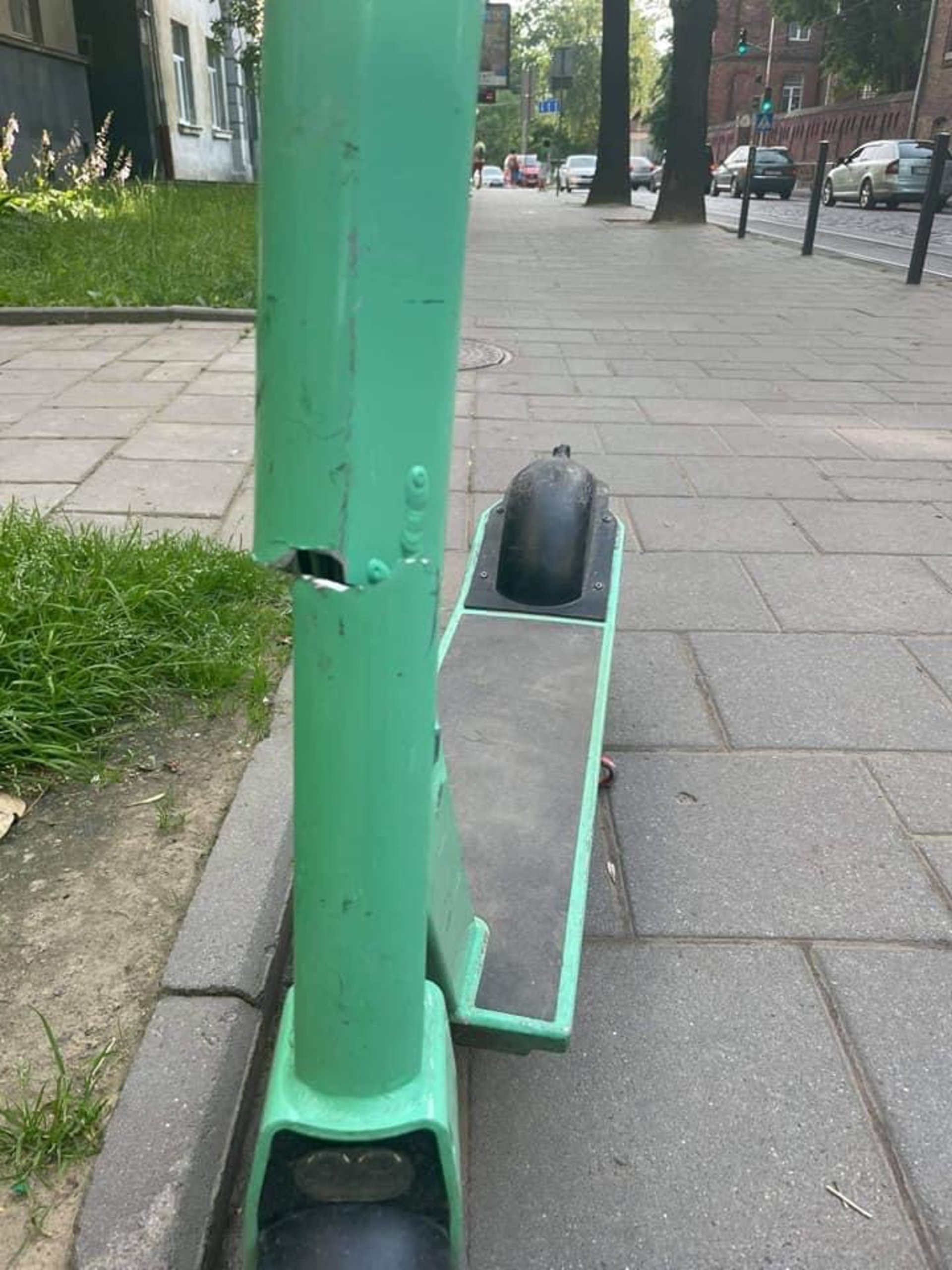 У Львові на вулиці Чупринки помітили зламаний самокат, фото ГО "Зручне місто"