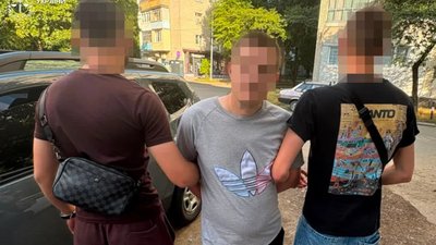 Грабіж серед дня біля школи у Львові: у жінки зламана рука, а нападника затримали