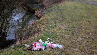 На берег річки Західний Буг викинули сміття (ФОТО)