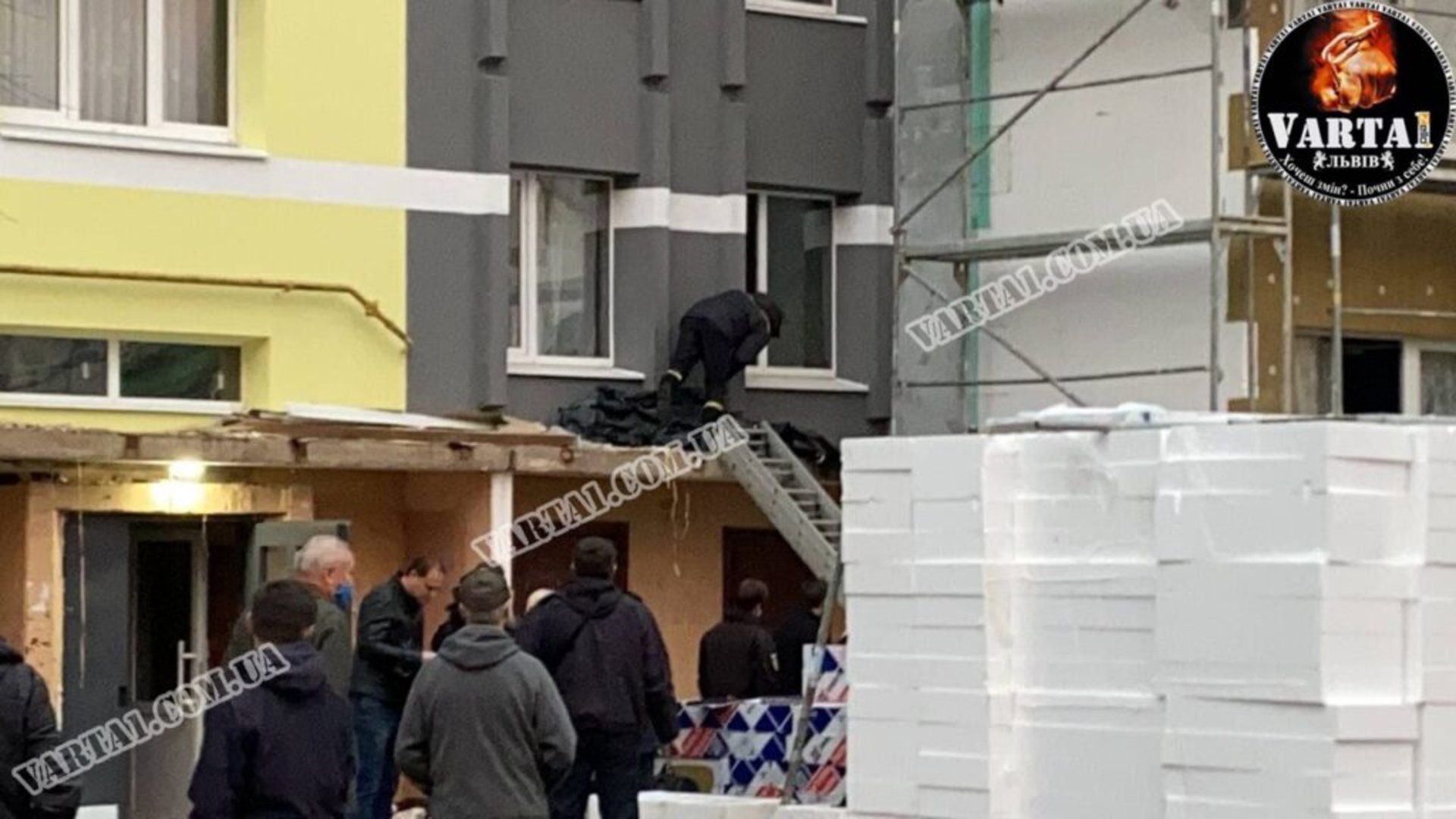 У Львові чоловік випав з сьомого поверху