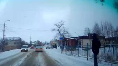 Мешканці Золочева оприлюднили світлини дорожніх знаків, які становлять небезпеку для людей (ФОТО)