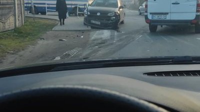 На Львівщині автомобіль не розминувся із вантажівкою (ФОТО)