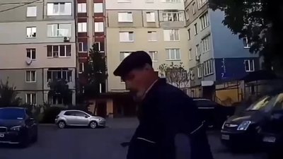 У Львові чоловік кидався під автомобіль (ВІДЕО)