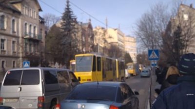 Як львів‘яни в годину пік стоять у традиційних трамвайних корках (ФОТО)