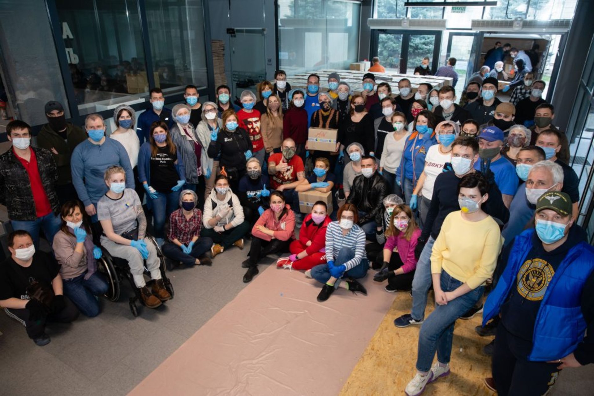 В офісі «Європейської Солідарності» активісти зібрали 5 тисяч великодніх наборів. Фото: ЄС.