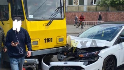 У Львові трамвай не розминувся із автомобілем (ФОТО)