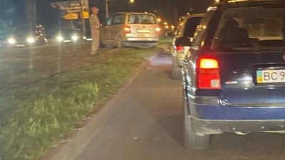 У Львові на Княгині Ольги автомобіль влетів у бетонні блоки (ФОТО)