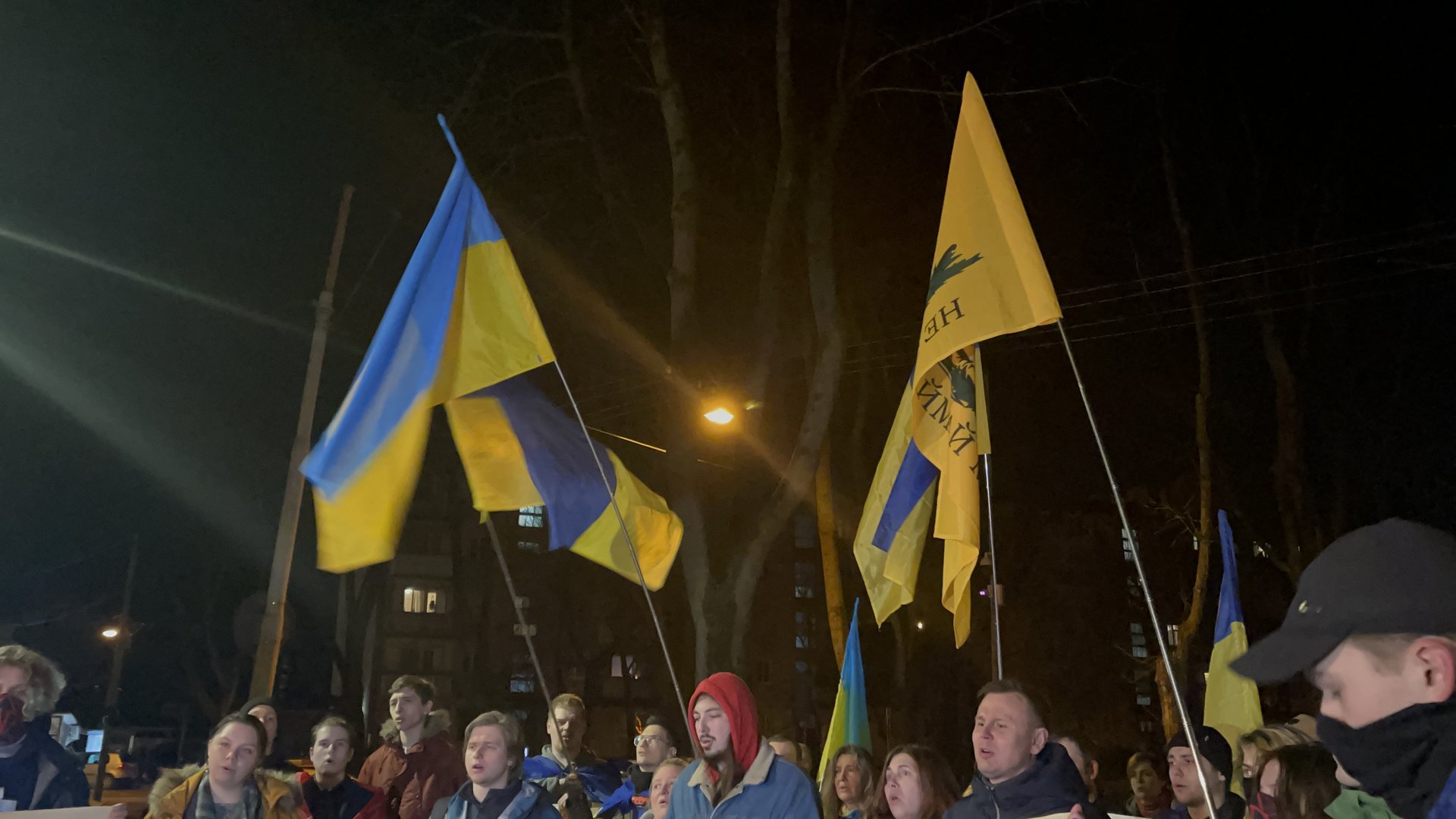 У Львові під стінами Генконсульства РФ виконали Гімн України, фото Четверта студія