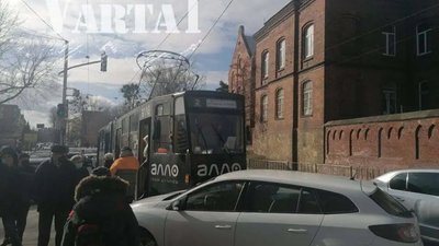 У Львові сталася ДТП легковика з трамваєм (ФОТО)