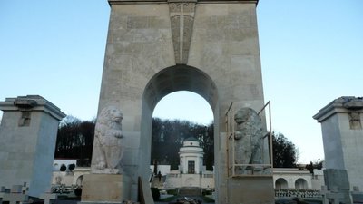 Громадянин Польщі влаштував провокацію на польському військовому меморіалі у Львові