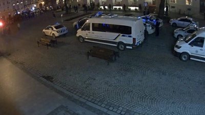 У центрі Львова футбольні фани побили правоохоронців і два авто поліції (ФОТО, ВІДЕО)