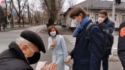 Президентка Молдови прийшла на інавгурацію пішки (ВІДЕО)