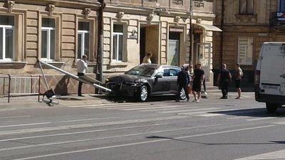 У Львові автомобіль влетів у електроопору (ФОТО)