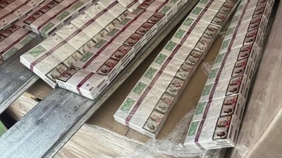 Іноземець намагався вивезти з України приховані цигарки
