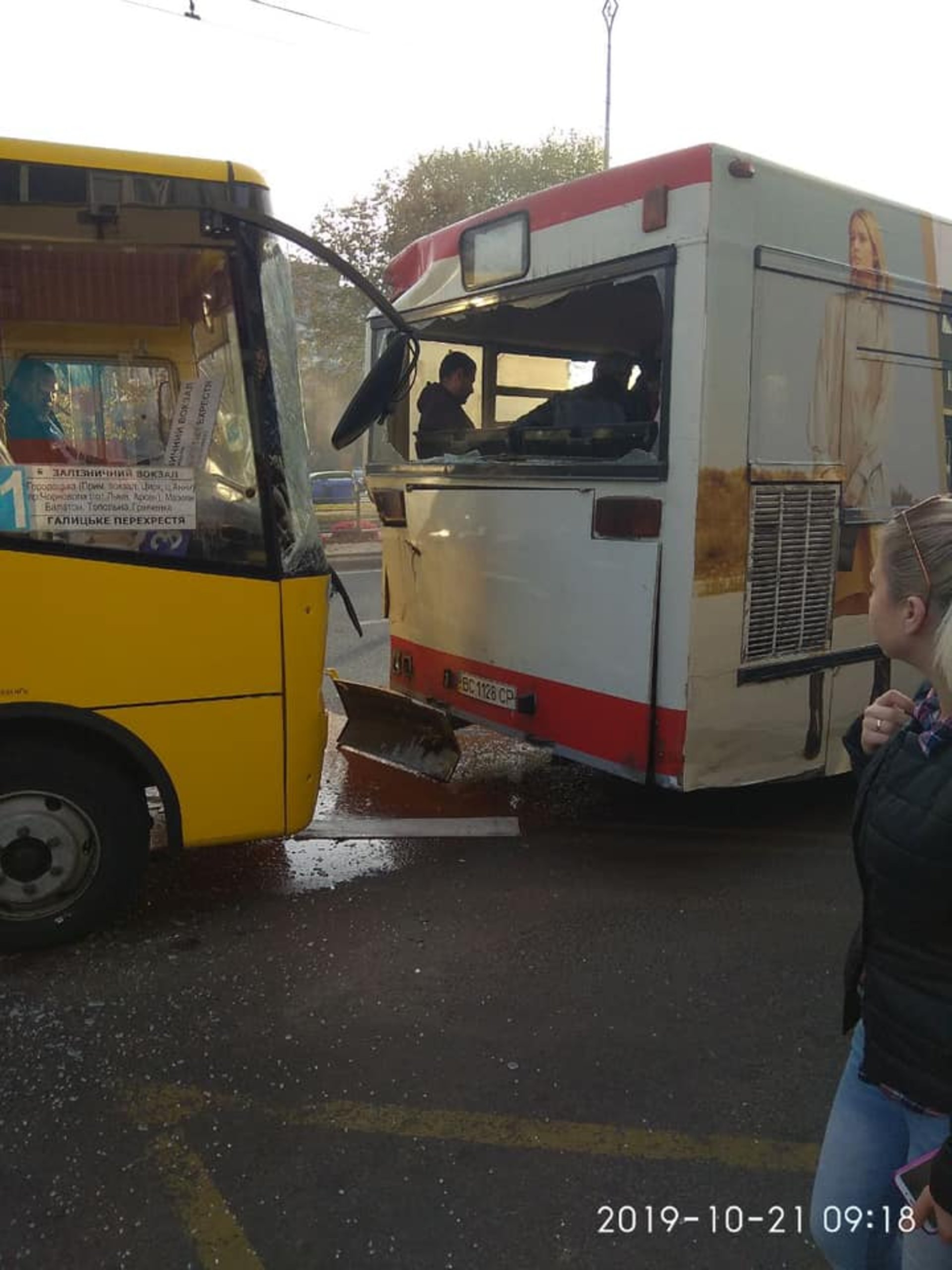 Як у Львові не розминулись дві маршрутки. Фото Варта-1