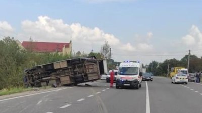 На Львівщині перекинулась маршрутка (ФОТО, ВІДЕО)