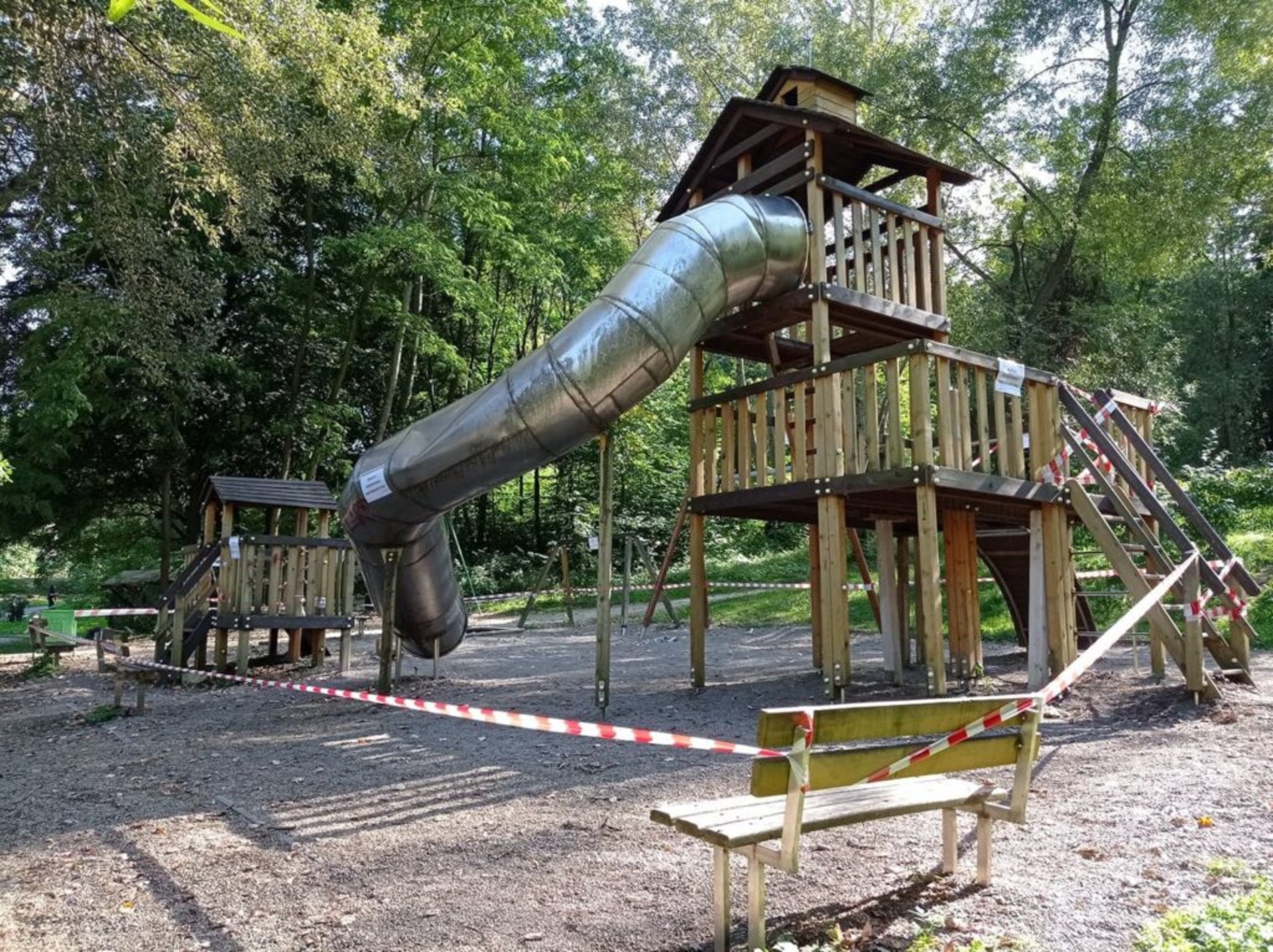 У Парку культури та відпочинку ім. Б. Хмельницького немає коштів на ремонт дитячого майданчику, фото адміністрації парку