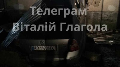 На Закарпатті Volkswagen на швидкості проломив стіну і влетів у будинок (ВІДЕО)