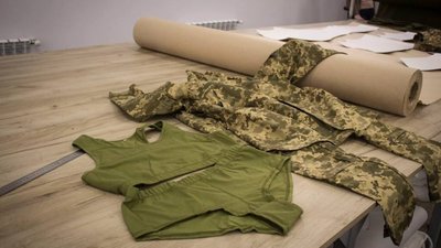 На Львівщині соціальне швейне підприємство шиє форму для захисників