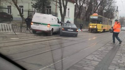 У Львові автомобіль інкасаторів влетів у легковик та мало не збив пішохода (ВІДЕО)