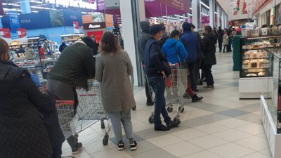 У Львові вражають черги у супермаркетах під час карантину вихідного дня (ФОТО)