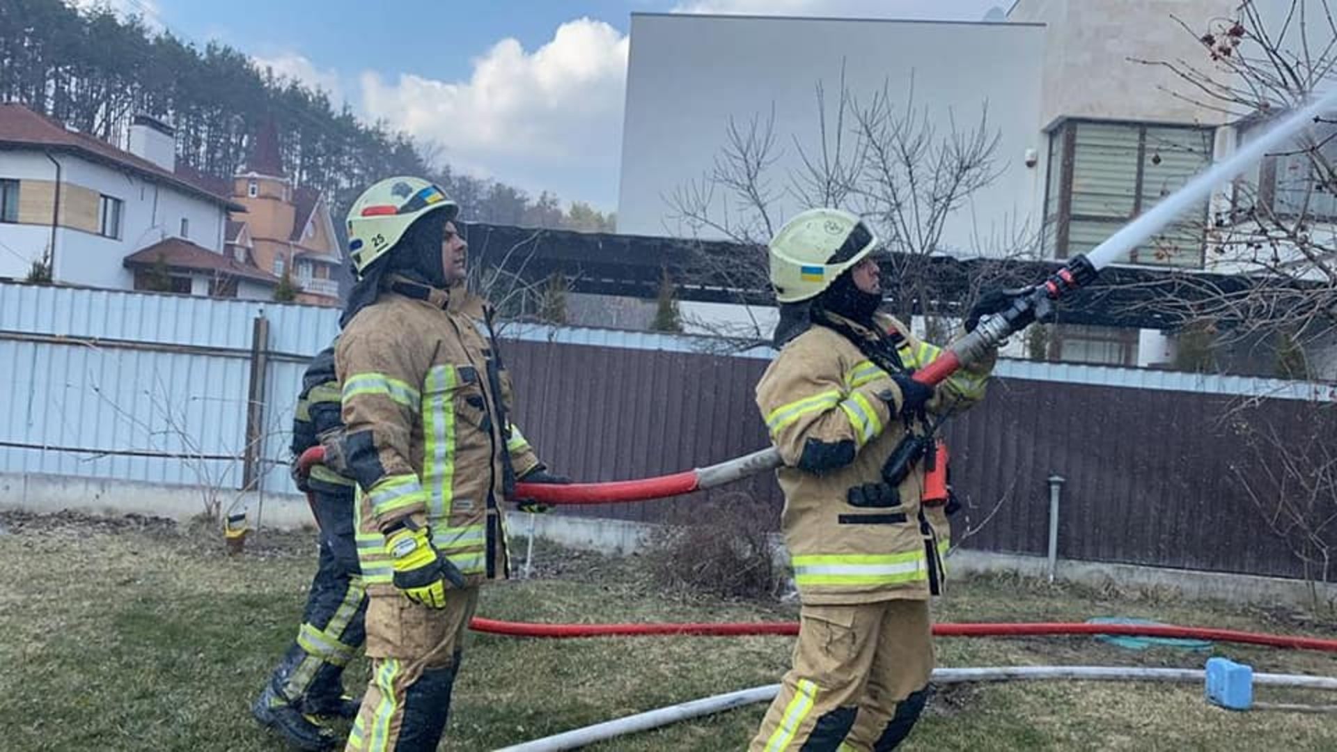 У Києві снаряд влучив у приватний будинок