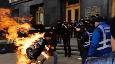 Під Офісом президента чоловік здійснив самопідпал