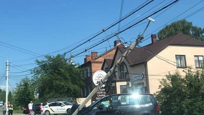 У Львівській області автомобіль влетів у електроопору (ФОТО)