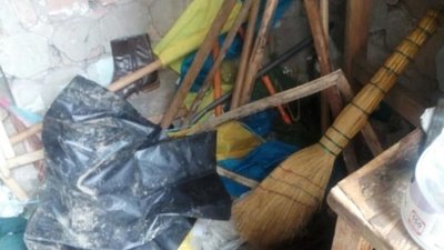 Львівські комунальники тримають державні прапори на смітнику (ФОТО)