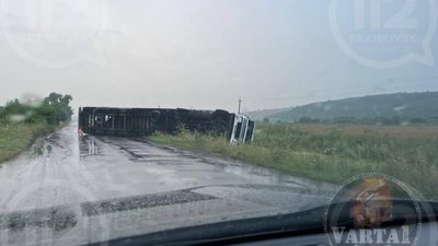 На Львівщині перекинулась вантажівка (ФОТО)