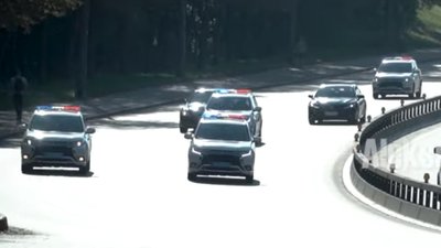 Слуга народу на велосипеді: кортеж Зеленського обурив українців