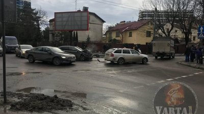 У Львові іномарка не розминулась із КамАЗом (ФОТО)
