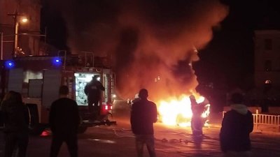 Біля супермаркету у Самборі, на очах у людей вщент згоріло таксі (ФОТО)