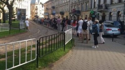 У Львові вишикувалась черга на трамвай (ФОТО)