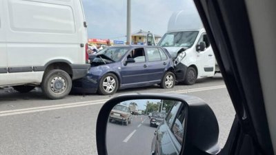 У Львові біля авторинку не розминулись автомобілі (ФОТО)