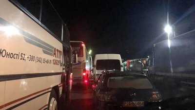 На Львівщині через «збій» техніки, на кордоні з Польщею «застрягли» всі рейсові та туристичні автобуси
