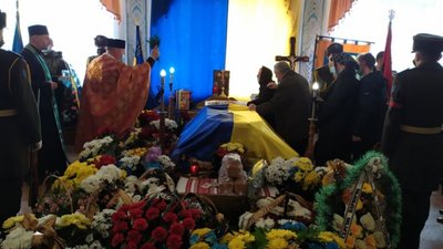 Сотні людей прийшли попрощатися із загиблим Героєм України Сергієм Барничем (ФОТО)