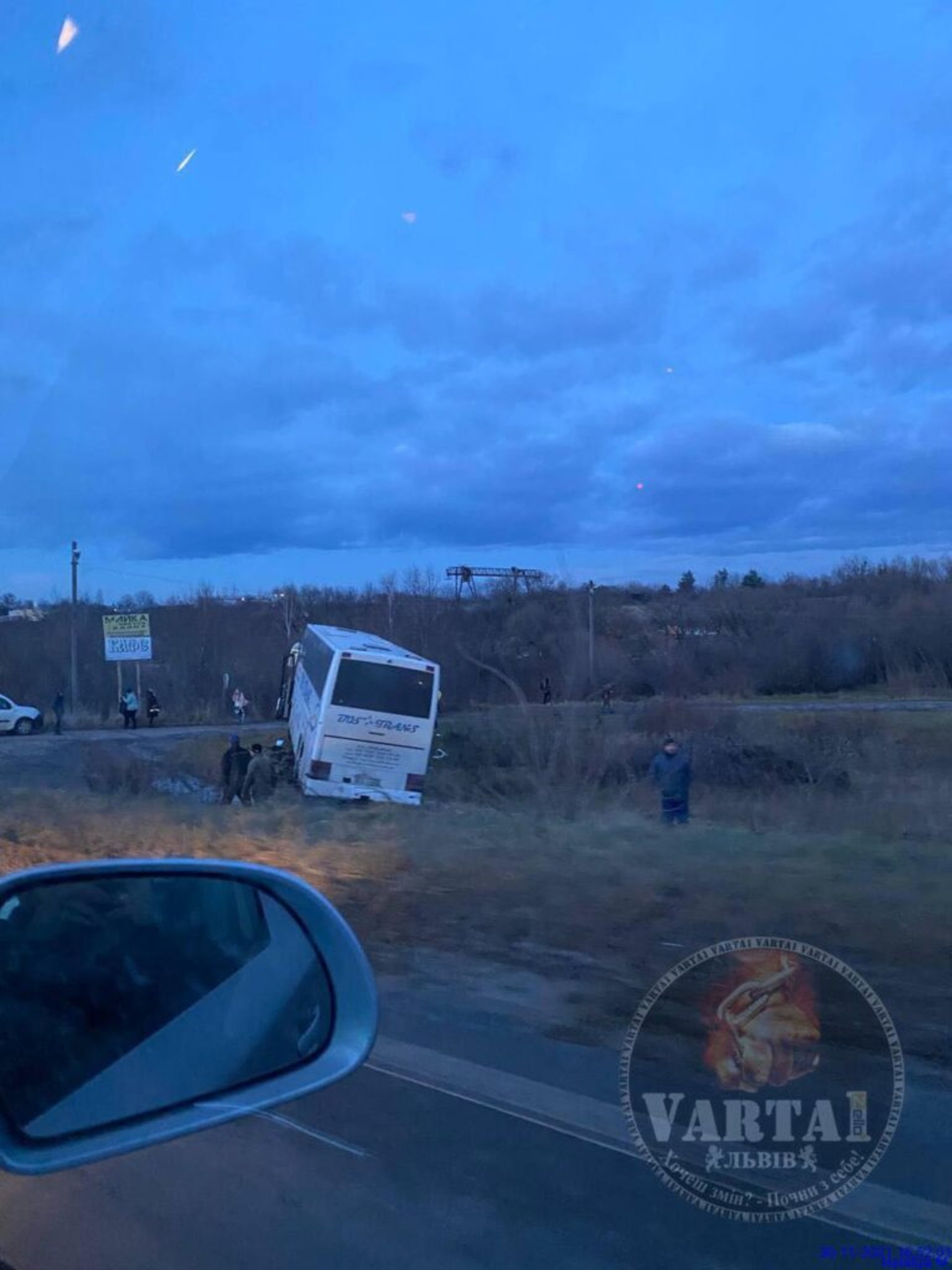 У Зимній Воді автомобіль не розминувся із автобусом, фото Варта-1