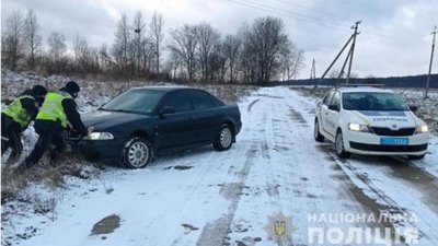 Поліцейські Львівщини допомагають водіям, які потрапили у скрутні ситуації в дорозі